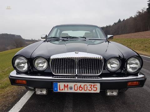 Daimler Double Six poslední série v černé/magnólii
