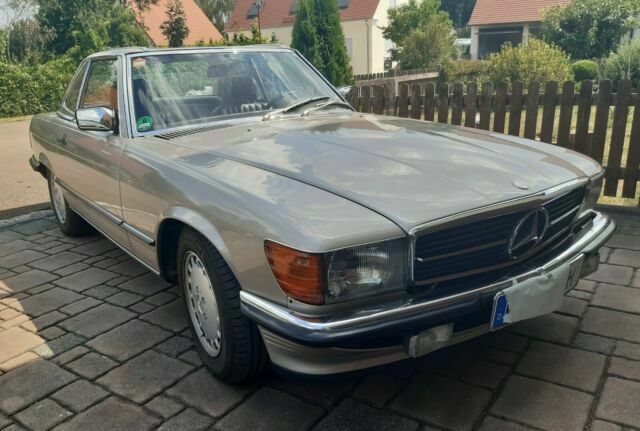 Oldtimer SL 300 Typ 107  Cabrio Roadster mit separatem Hardtop