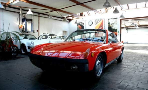 914 Coupé, říjen 1971, krvavě oranžová/černá