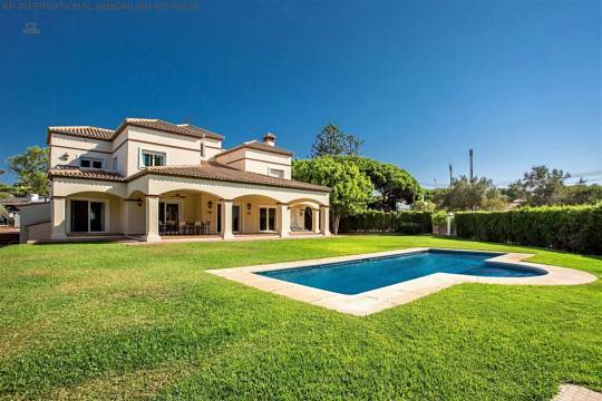 ***STRANDVILLA IN ARTOLA IN MARBELLA-OST***