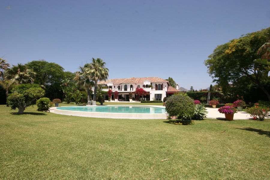 Luxus-Villa in El Paraiso R2684408