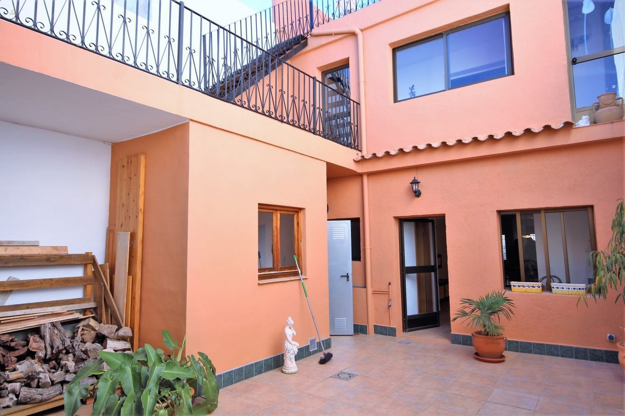 ***Komplett saniertes Stadthaus mit großem Platzangebot***