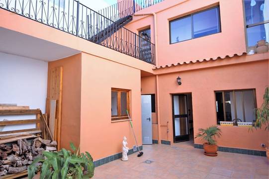 ***Komplett saniertes Stadthaus mit großem Platzangebot***