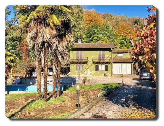 Villa im sanierungsbedürftigen Zustand