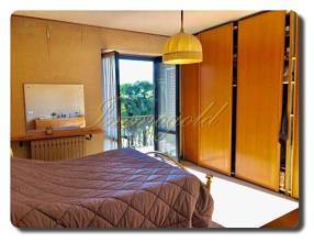 Thumbnail von Villa im sanierungsbedürftigen Zustand