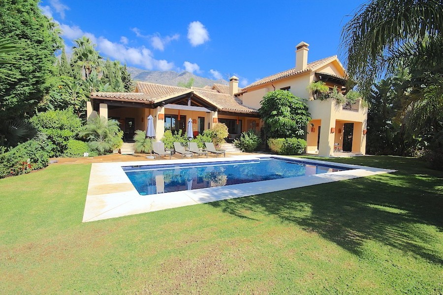 Luxus-Villa in Sierra Blanca R2509709
