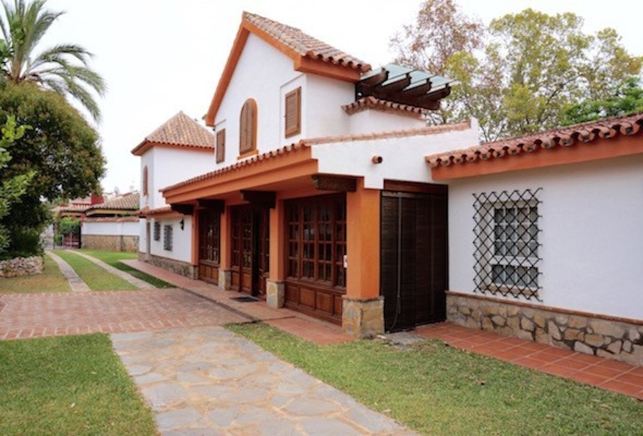 Luxus-Villa in Cortijo Blanco R2762852