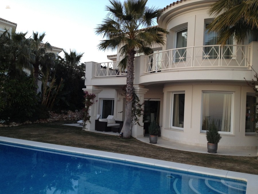 Luxus-Villa in Altos de Los Monteros R2745989