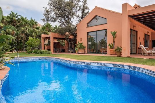 Luxus-Villa in Altos de Los Monteros R2389370 