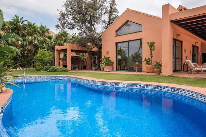 Luxus-Villa in Altos de Los Monteros R2389370 