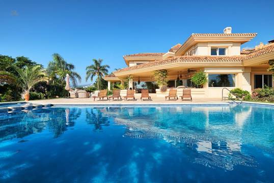 ***KLASSISCHE VILLA IM GOLF PARADIES VON NUEVA ANDALUCIA***