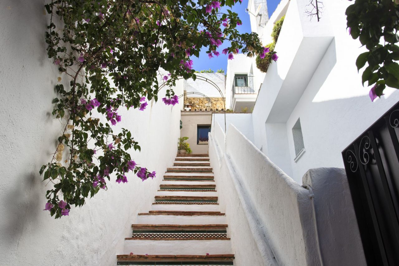 ***SCHÖNES DUPLEX PENTHOUSE IN NUEVA ANDALUCIA IN MARBELLA***