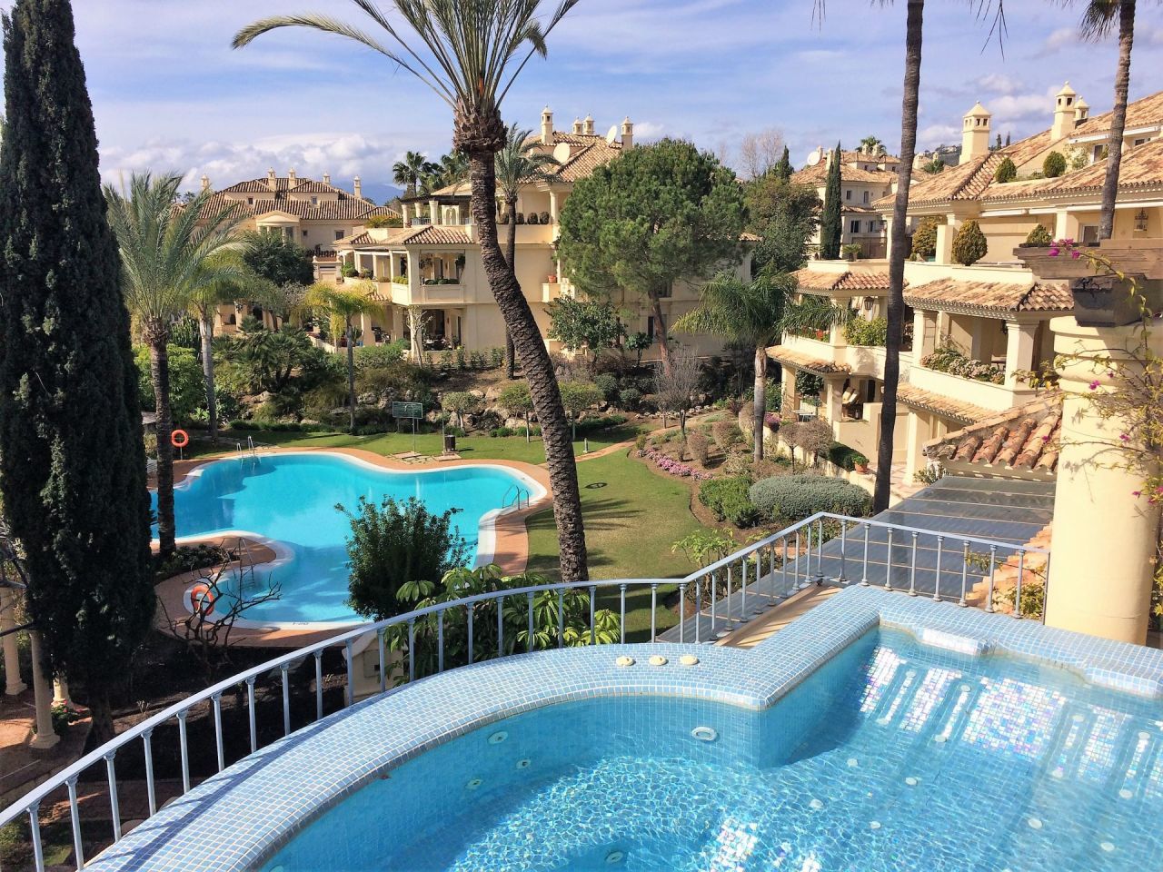 ***SCHÖNES DUPLEX-PENTHOUSE IN NUEVA ANDALUCIA***