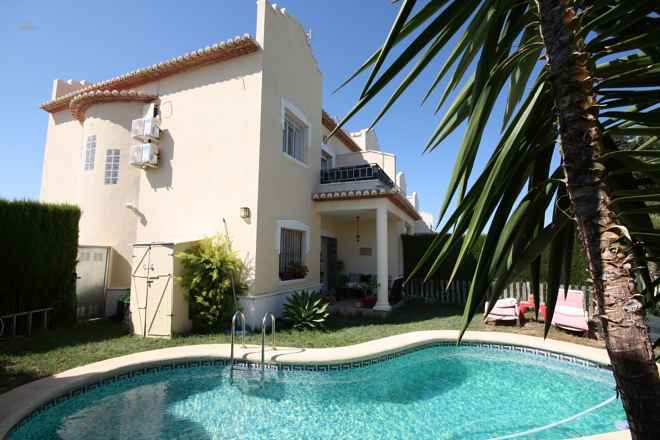 ***Nähe Denia, sehr gut gelegene Doppelhaushälfte in einer kleinen Urbanisation mit Pool in Vergel***