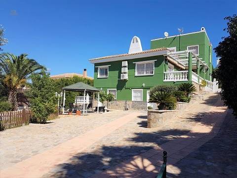 ***Gepflegte Villa mit großzügigem Gästeapartment im Raum Muchamiel***