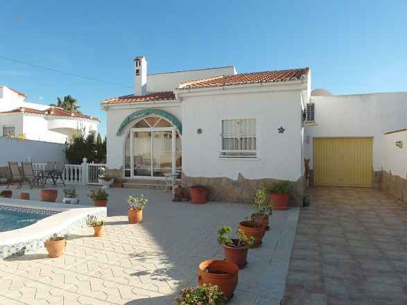 ***Einfamilienhaus im Villenstyle mit 4 Schlafzimmern, Garage und privatem Pool***