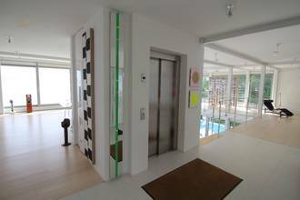 Thumbnail von Beeindruckende Villa im modernen Stil direkt am Meer