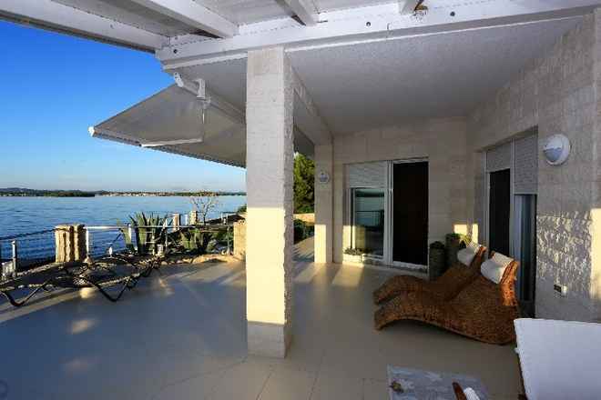 Mediterranes Anwesen mit zwei Häusern am Meer