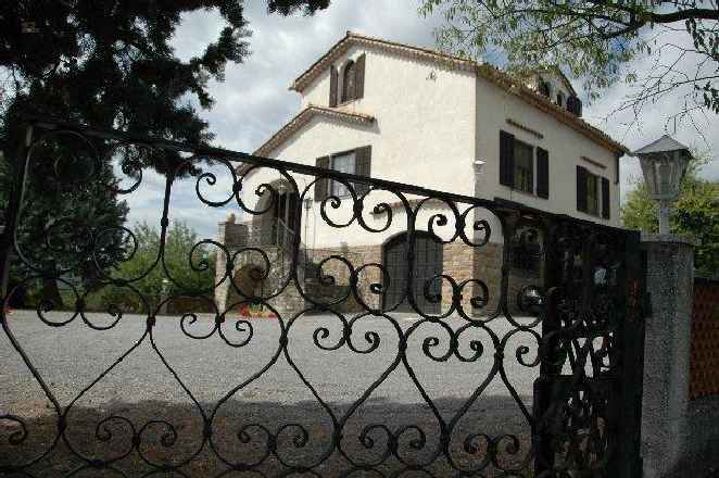 Charmante Villa auf eigenem Hügel