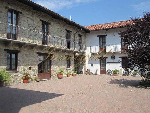 U-förmiger Natursteinhof - Agriturismusbetrieb in schöner Panoramalage.