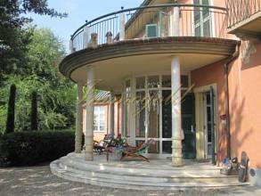 Thumbnail von Elegante, herrschaftliche Villa im residentiellen, repräsentativen Teil der Ortschaft.