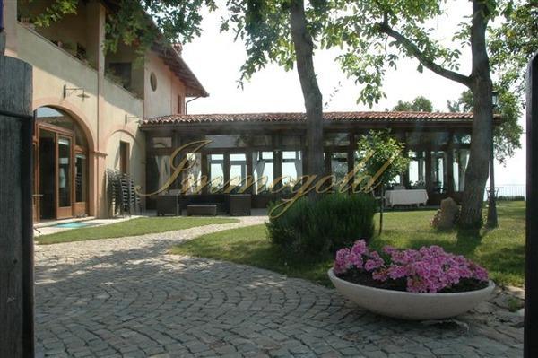 4つの個別に装備されたゲストルームを備えた高級レストランヴィラ。