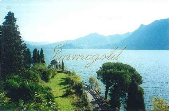 Einen grandiosen Seeblick und ein riesiges Areal zeichnen dieses Anwesen aus.