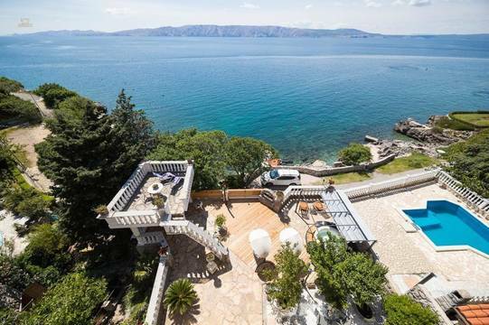 Villa in der ersten Reihe zum Meer in der Region Novi Vinodolski