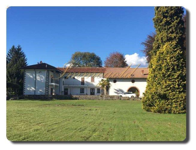 Immogold IMI 1380 renovierungsbedürftige Villa mit großem Park