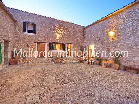 HERRSCHAFTLICHES FINCA-ANWESEN MIT TRAUMBLICK AUF ALARÒ