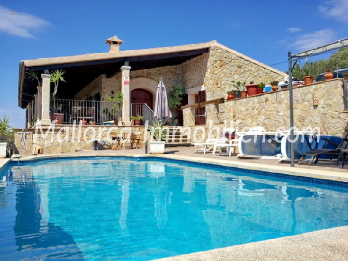 STEINFINCA IN HÜGELLAGE MIT EINMALIGEM WEITBLICK BIS BAHIA DE PALMA