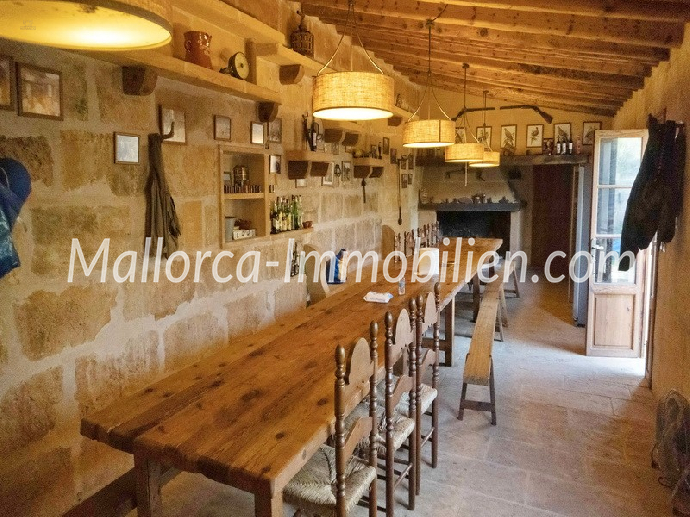 WEITLÄUFIGES GRUNDSTÜCK MIT STEINHAUS - TEILWEISE BLICK BIS ALCUDIA