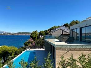 Thumbnail von Moderne Luxusvilla mit Swimmingpool direkt am Meer, Insel Ciovo