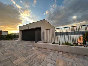 Thumbnail von Moderne Luxusvilla mit Swimmingpool direkt am Meer, Insel Ciovo