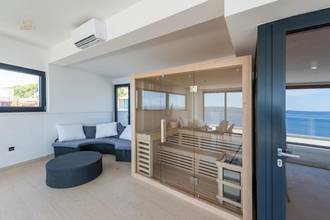 Thumbnail von Luxuriöse Villa im modernen Stil mit Panorama-Meerblick