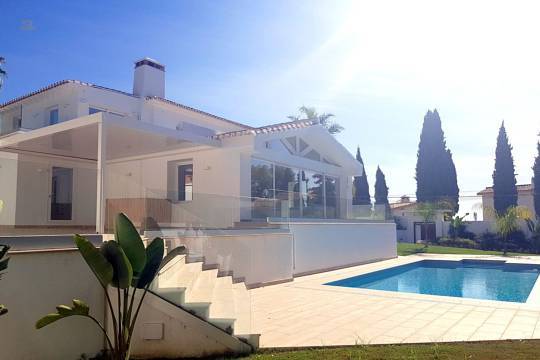 Villa For Sale in el Rosario, Málaga