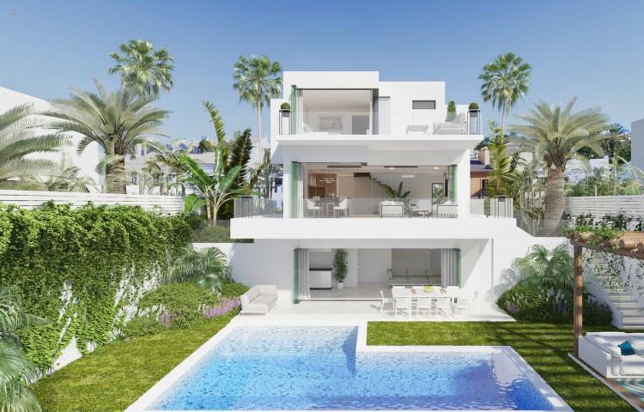 Villa For Sale in Nueva Andalucia, Málaga