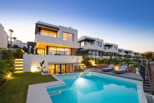 Villa For Sale in Estepona, Málaga