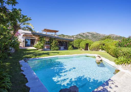 einzigartige Villa mit Blick auf die Bucht von Pevero