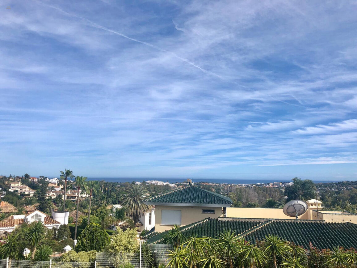 Apartment For Sale in Nueva Andalucia, Málaga