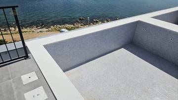 Thumbnail von Moderne Penthouses im obersten Stockwerk mit Dachterrasse und Pool direkt am Meer