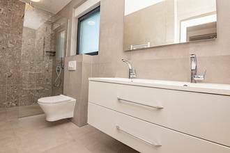 Thumbnail von Moderne Doppelhaushälfte mit Swimmingpool