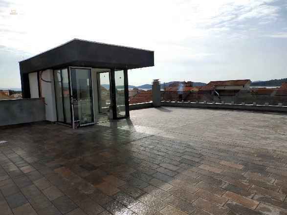 Moderne Neubauwohnung mit eigener Dachterrasse und schönem Meerblick