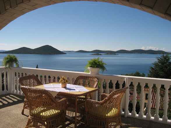 Appartementhaus mit Panorama-Meerblick