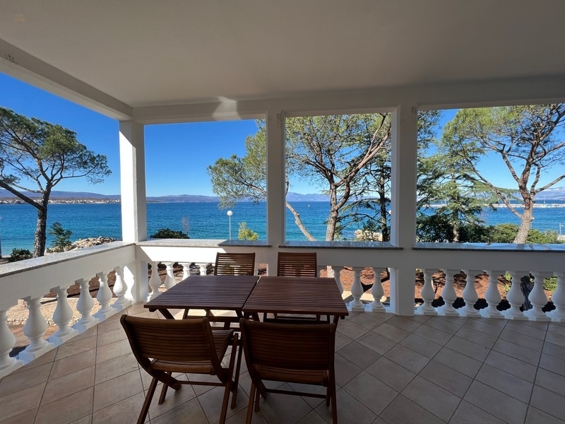 Hochwertige Wohnung in der ersten Reihe zum Meer