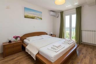 Thumbnail von Haus mit Swimmingpool in ruhiger Umgebung