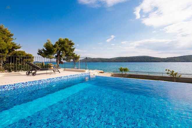 Exceptional luxury villa in the first row to the sea