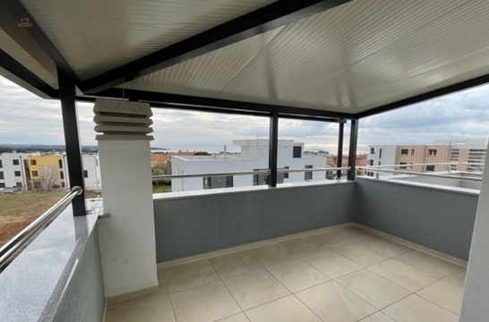 Modernes Reihenhaus mit Dachterrasse und Meerblick