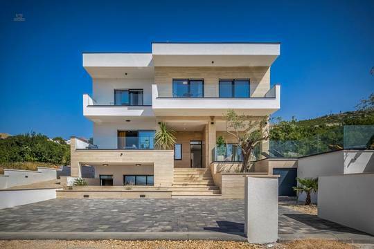Moderne Luxusvilla nahe dem Meer