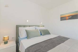 Thumbnail von Doppelhaushälfte mit Pool und Garten